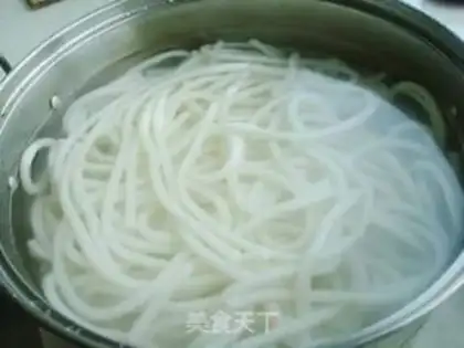 Make Fried rice noodles with chicken step 2