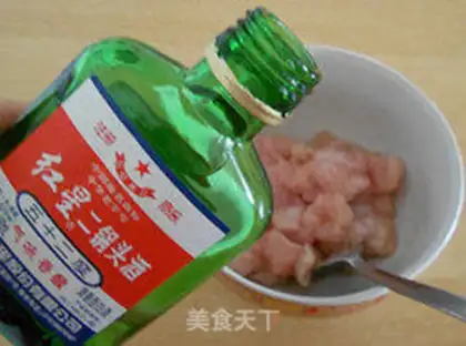Make diced chicken with double pepper and peach kernel step 2