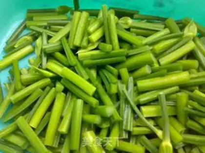 Make stir-fried fish and shrimp with leek flowers step 0