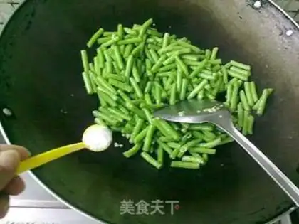 Make Stir fried pork slices with beans step 5