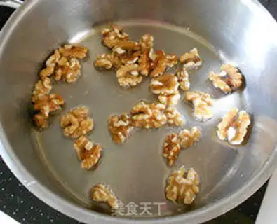 Make diced chicken with double pepper and peach kernel step 3