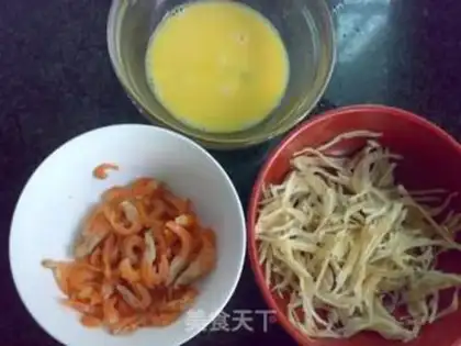 Make stir-fried fish and shrimp with leek flowers step 1