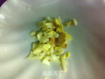 Make stir-fried fish and shrimp with leek flowers step 2