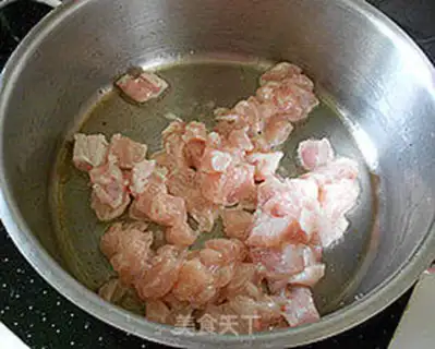 Make diced chicken with double pepper and peach kernel step 4