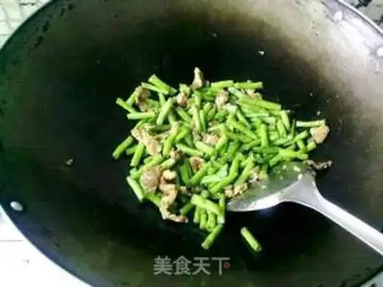 Make Stir fried pork slices with beans step 7