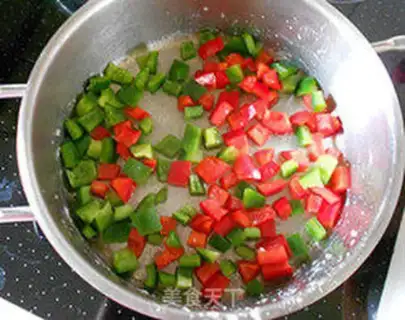 Make diced chicken with double pepper and peach kernel step 5