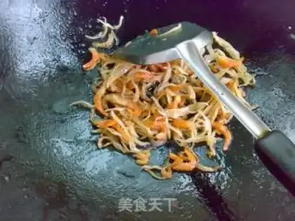 Make stir-fried fish and shrimp with leek flowers step 4