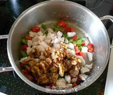 Make diced chicken with double pepper and peach kernel step 6