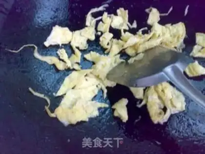 Make stir-fried fish and shrimp with leek flowers step 5