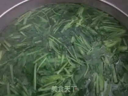 Make Shredded eggs with spinach salad step 0