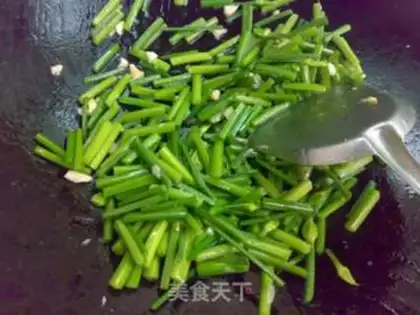 Make stir-fried fish and shrimp with leek flowers step 7