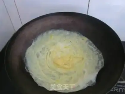 Make Shredded eggs with spinach salad step 2