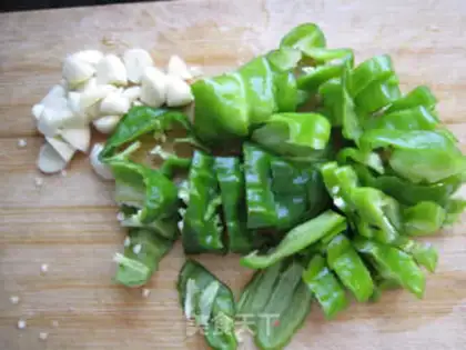 Make Sauteed pork slices with zucchini step 1