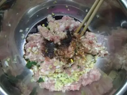 Make Wild vegetable meat wonton step 3