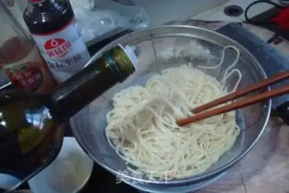 Make Stewed vegetable cold noodles step 4