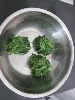 Make Shredded eggs with spinach salad step 4