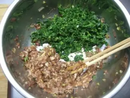Make Wild vegetable meat wonton step 4