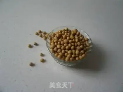 Make Stewed pork knuckles with soybeans step 0