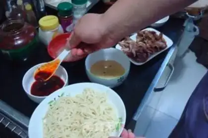 Make Stewed vegetable cold noodles step 7