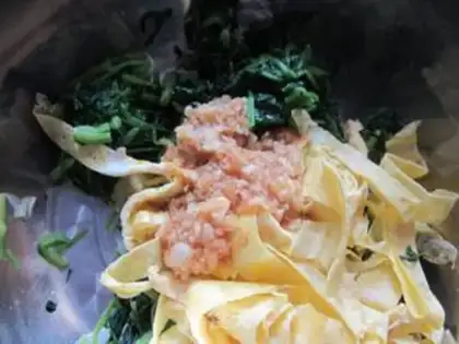 Make Shredded eggs with spinach salad step 6