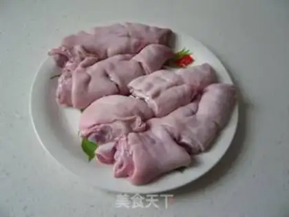 Make Stewed pork knuckles with soybeans step 1
