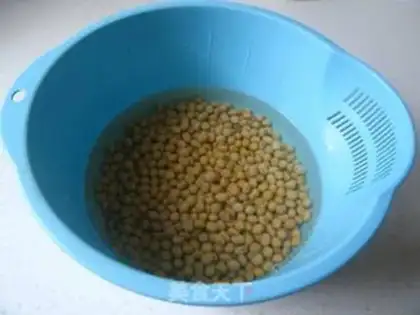 Make Stewed pork knuckles with soybeans step 2