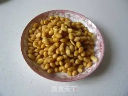 Make Stewed pork knuckles with soybeans step 4
