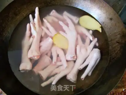Make Laotan pickled pepper chicken feet step 1