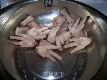 Make Laotan pickled pepper chicken feet step 2