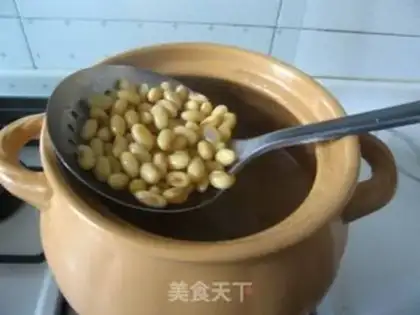 Make Stewed pork knuckles with soybeans step 8
