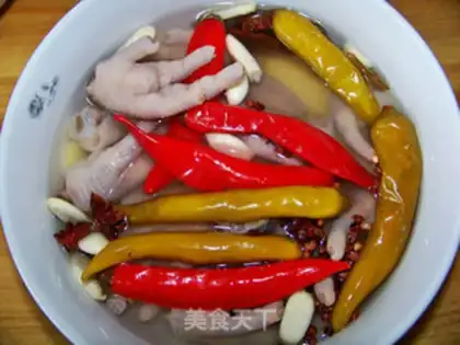 Make Laotan pickled pepper chicken feet step 4