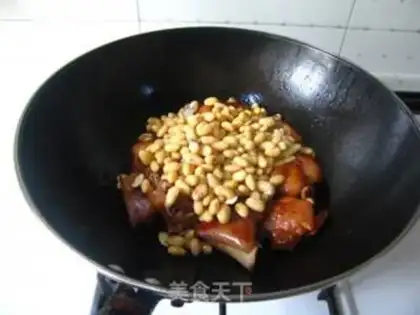 Make Stewed pork knuckles with soybeans step 9