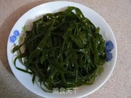 Make Hot and sour cabbage and seaweed shredded step 0