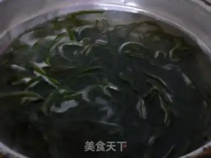 Make Hot and sour cabbage and seaweed shredded step 1