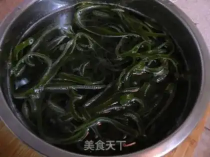 Make Hot and sour cabbage and seaweed shredded step 2