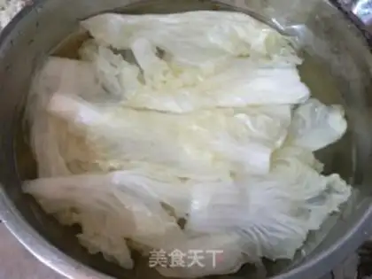 Make Hot and sour cabbage and seaweed shredded step 4