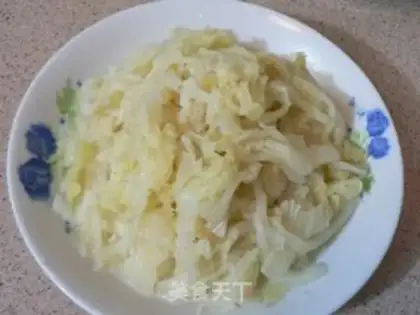 Make Hot and sour cabbage and seaweed shredded step 5