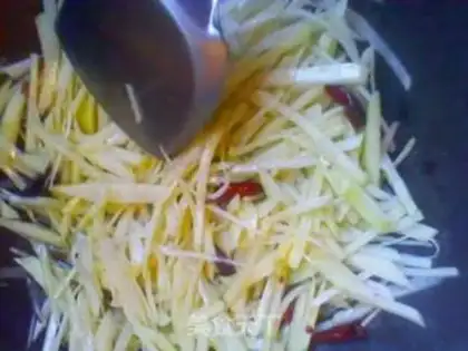 Make stir-fried shredded potatoes step 3