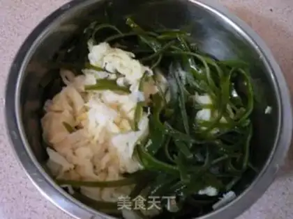 Make Hot and sour cabbage and seaweed shredded step 7