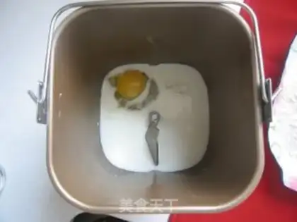 Make Chinese wolfberry salty toast step 1