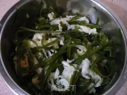 Make Hot and sour cabbage and seaweed shredded step 8