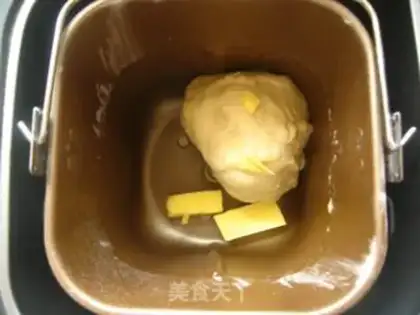 Make Chinese wolfberry salty toast step 2