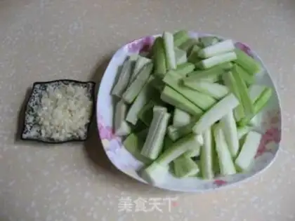 Make stir-fried garlic loofah step 1