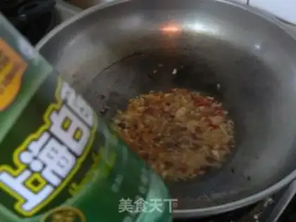 Make Hot and sour cabbage and seaweed shredded step 12