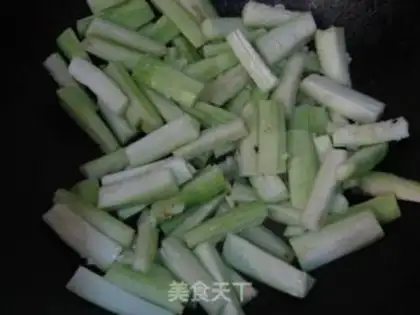 Make stir-fried garlic loofah step 3