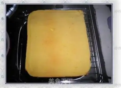 Make Qifeng cake roll with kumquat sauce step 7