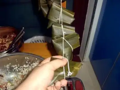 Make Qingxiangnuo rice dumplings step 11