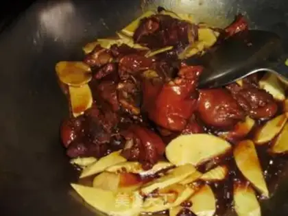 Make braised pork trotters step 8