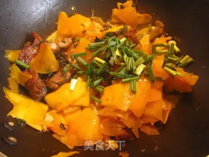 Make stir-fried pumpkin with pork neck with perilla step 8
