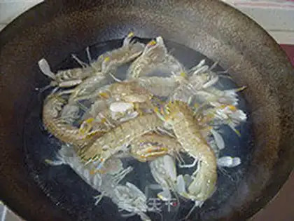 Make Pepper shrimp with salt and pepper step 2